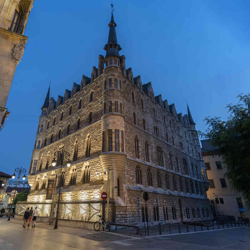 León 013 - Casa Botines.jpg